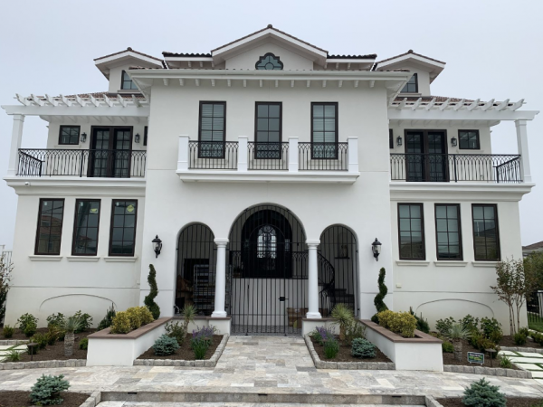 Villa dengan balkon besi tempa yang indah